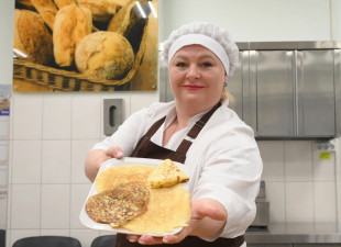 Участники пресс-тура дегустировали блины в НИИХП